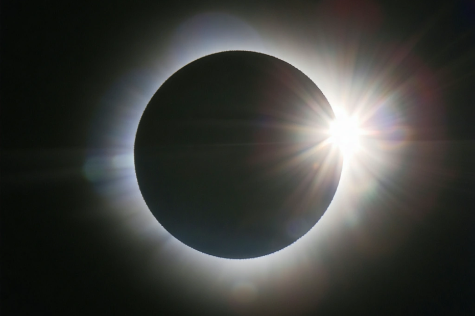 El Misterioso Espectáculo del Eclipse Solar Total